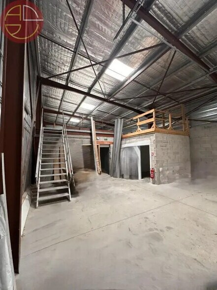Industrial in Tournefeuille for lease - Interior Photo - Image 2 of 11