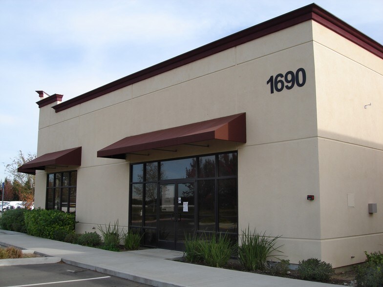 1660 N Lincoln St, Dixon, CA à vendre - Photo du bâtiment - Image 2 de 4