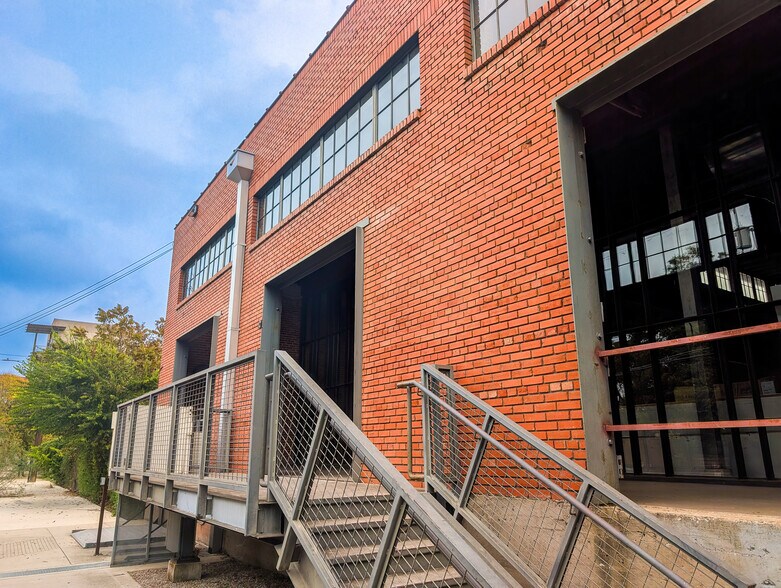 203 E Jones Ave, San Antonio, TX à louer - Photo du bâtiment - Image 3 de 18