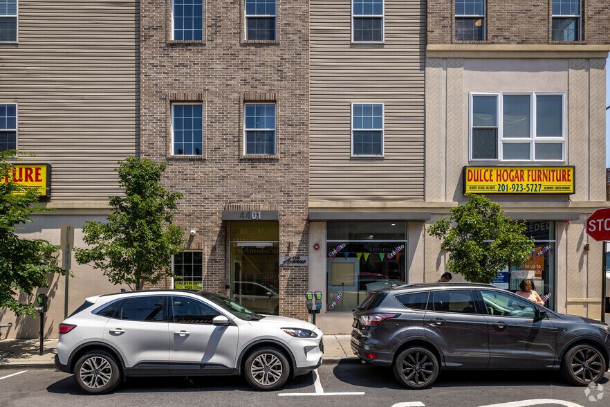 4401 Bergenline Ave, Union City, NJ à louer - Photo du bâtiment - Image 3 de 20