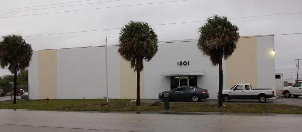 1501 53rd St, Mangonia Park, FL à louer - Photo du bâtiment - Image 3 de 6