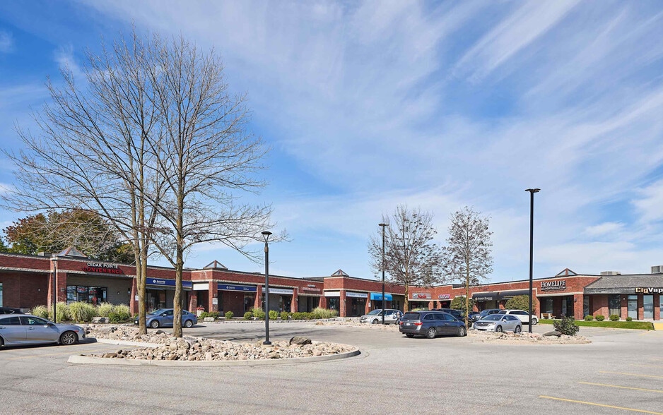 29-35 Cedar Pointe Dr, Barrie, ON for lease - Building Photo - Image 2 of 11