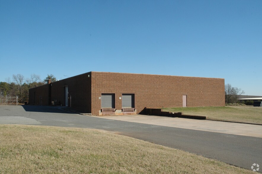 8665 W Market St, Greensboro, NC for lease - Building Photo - Image 3 of 13