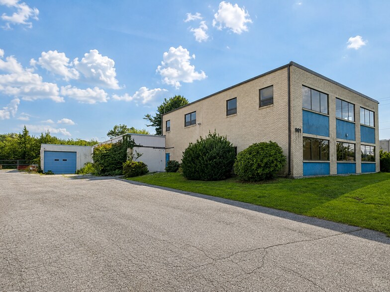 901 Waterman Ave, East Providence, RI à vendre - Photo du bâtiment - Image 1 de 8