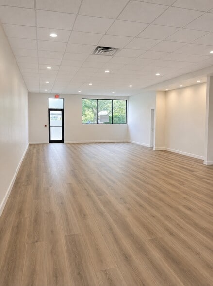 250 County Rd, Barrington, RI for lease - Interior Photo - Image 2 of 6