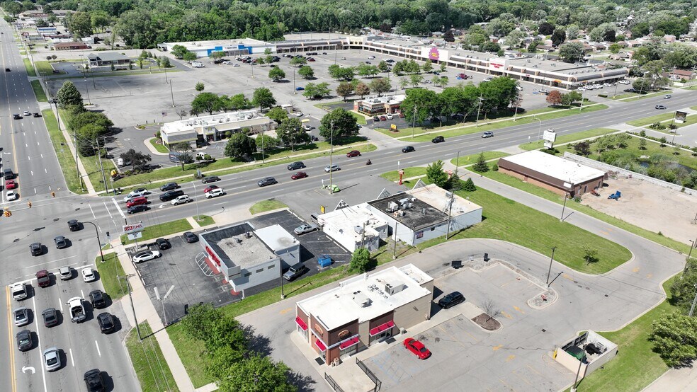 7040-7060 N Wayne Rd, Westland, MI à vendre - Photo du bâtiment - Image 3 de 29