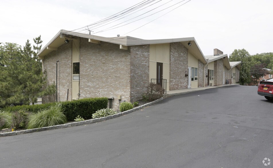 158 E Main St, Huntington, NY à louer - Photo du bâtiment - Image 3 de 8