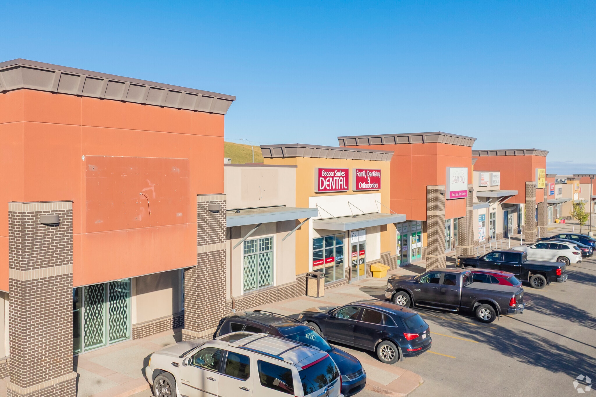 12024 Sarcee Trl NW, Calgary, AB for lease Primary Photo- Image 1 of 4