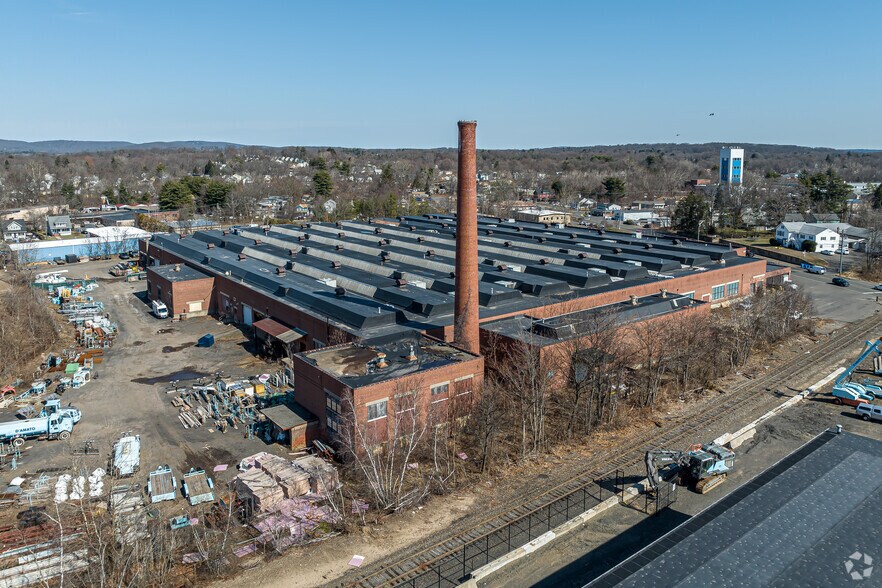 50 Emmett St, Bristol, CT à louer - Photo du bâtiment - Image 3 de 16