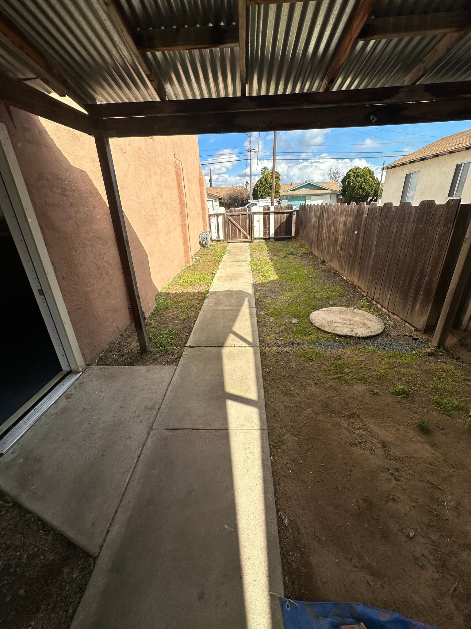 1001 Herndon Rd, Modesto, CA à louer Photo du bâtiment- Image 1 de 4