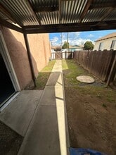 1001 Herndon Rd, Modesto, CA à louer Photo du bâtiment- Image 1 de 4