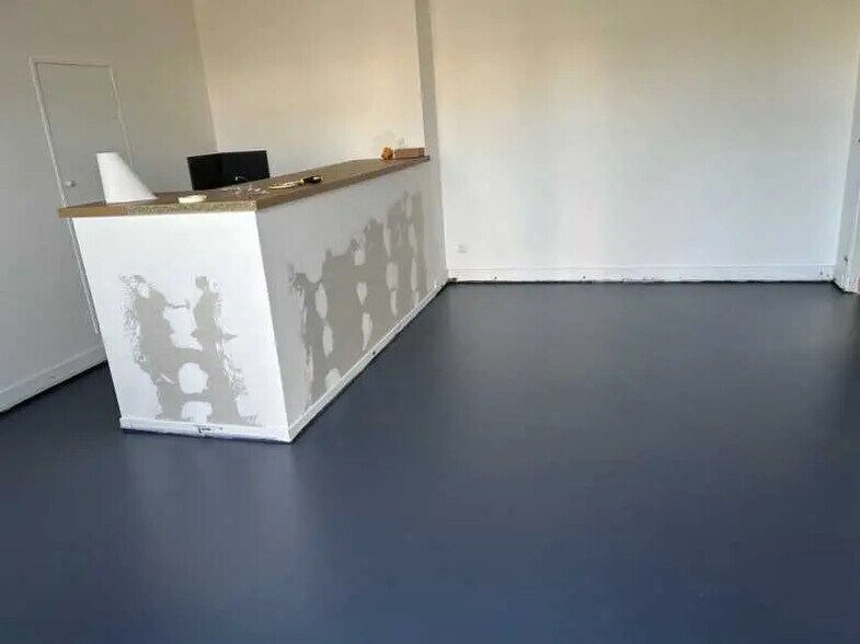 Office in Civrieux for lease - Interior Photo - Image 2 of 6