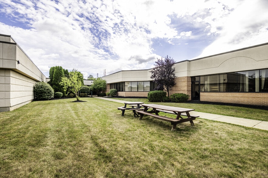 6930 Williams Rd, Niagara Falls, NY à louer - Photo du bâtiment - Image 2 de 15