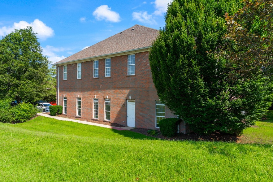 3240 Office Pointe Pl, Louisville, KY for sale - Building Photo - Image 3 of 63
