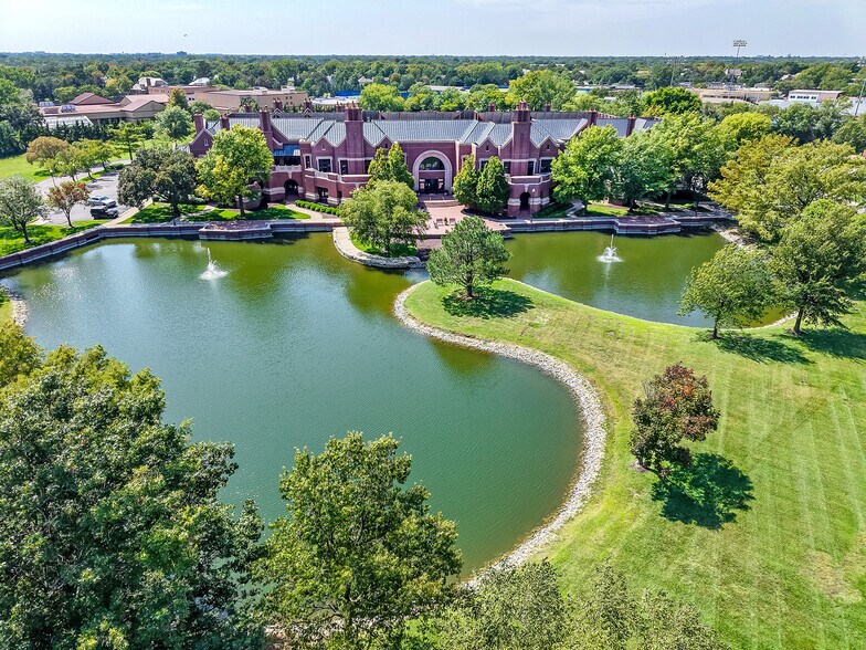 1313 N Webb Rd, Wichita, KS à louer - Photo du bâtiment - Image 2 de 5