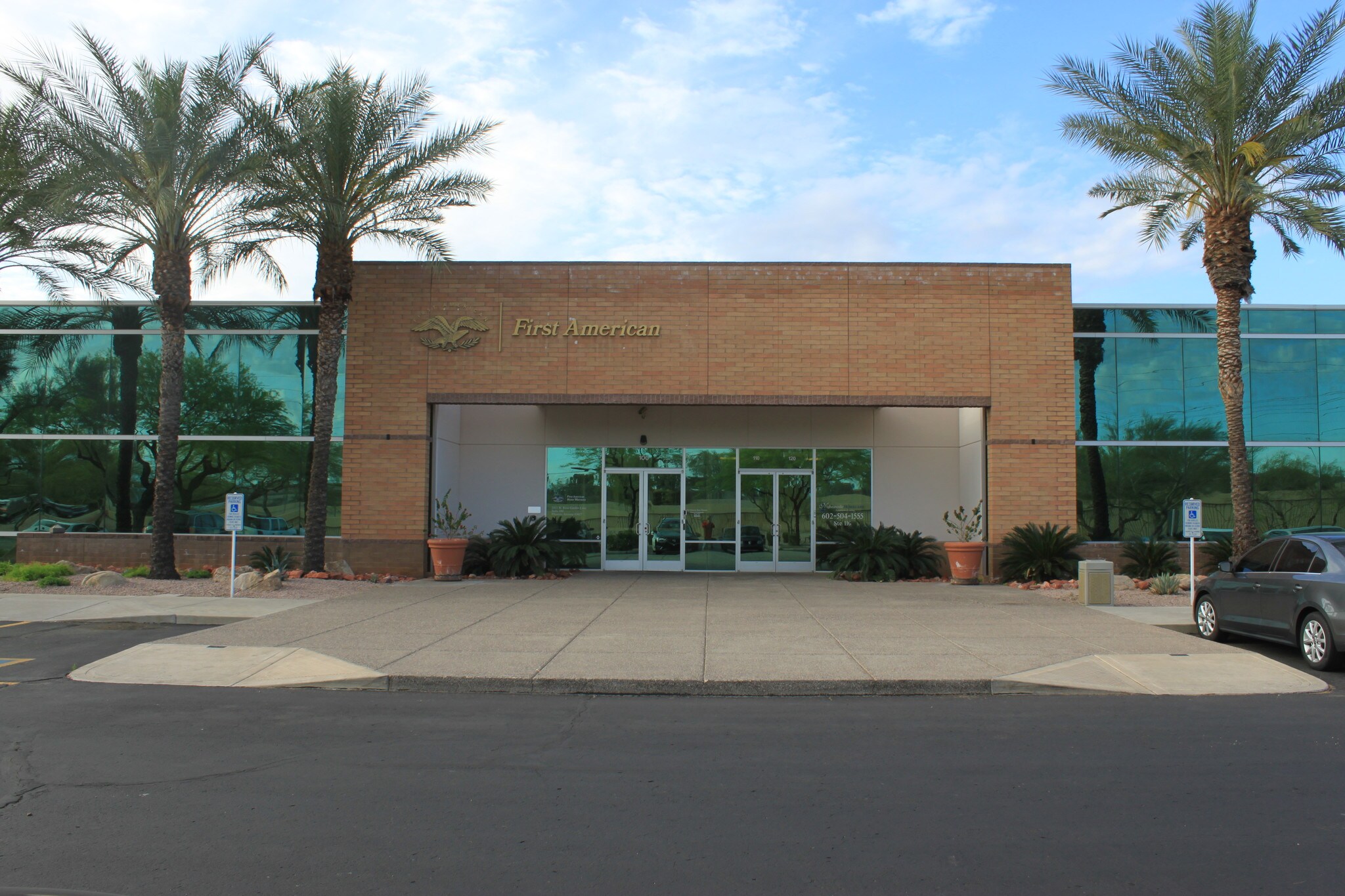 2411 W Rose Garden Ln, Phoenix, AZ à louer Photo du bâtiment- Image 1 de 6