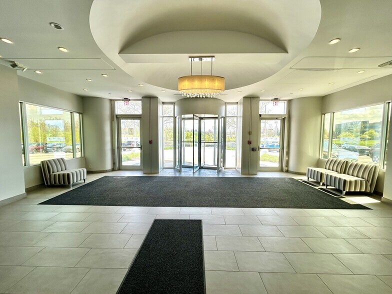 5915 Landerbrook Dr, Mayfield Heights, OH à louer - Photo du bâtiment - Image 2 de 9