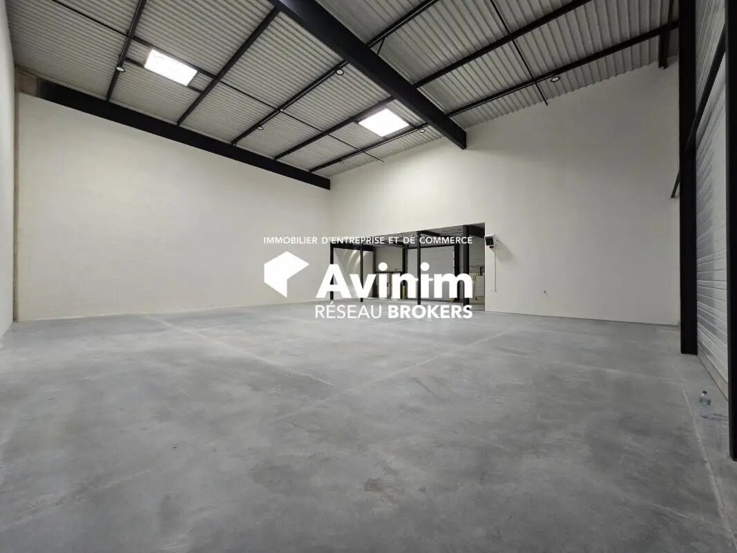 Industrial in Osny for lease Interior Photo- Image 1 of 9