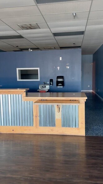 2480 E Bay Dr, Largo, FL à louer - Vidéo sur l’inscription commerciale - Image 2 de 12