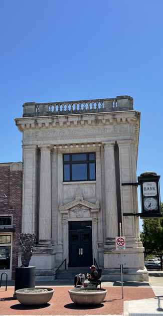 Plus de détails pour 100 N Locust St, Denton, TX - Bureau à louer