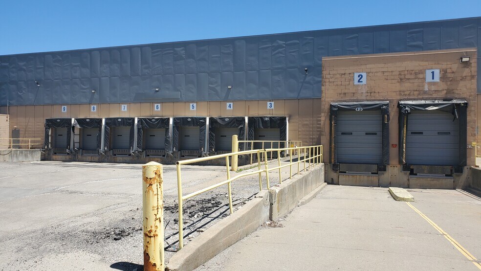 32500 Van Born Rd, Wayne, MI à louer - Photo du bâtiment - Image 2 de 10