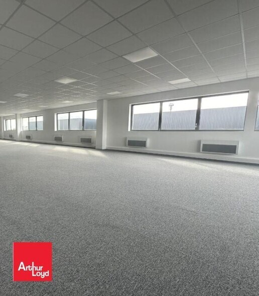 Flex in Ver-lès-Chartres for lease - Building Photo - Image 2 of 7