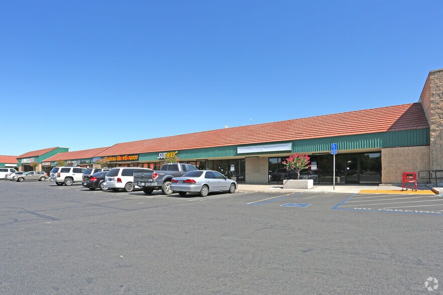 15040-15196 W Whitesbridge Ave, Kerman, CA à louer - Photo du bâtiment - Image 2 de 7