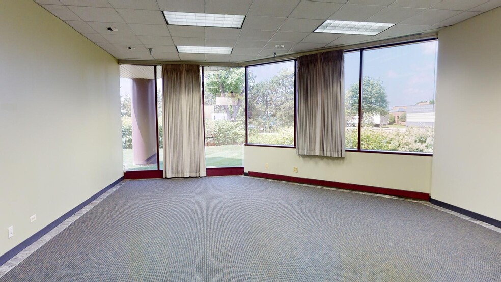 5550 Meadowbrook Ct, Rolling Meadows, IL for lease - Interior Photo - Image 3 of 15