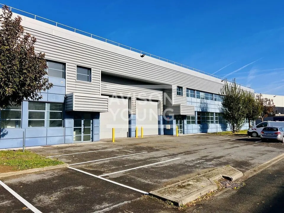Flex in La Courneuve for lease Building Photo- Image 1 of 7