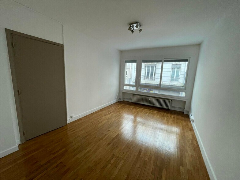 Office in Lyon for lease - Interior Photo - Image 2 of 6