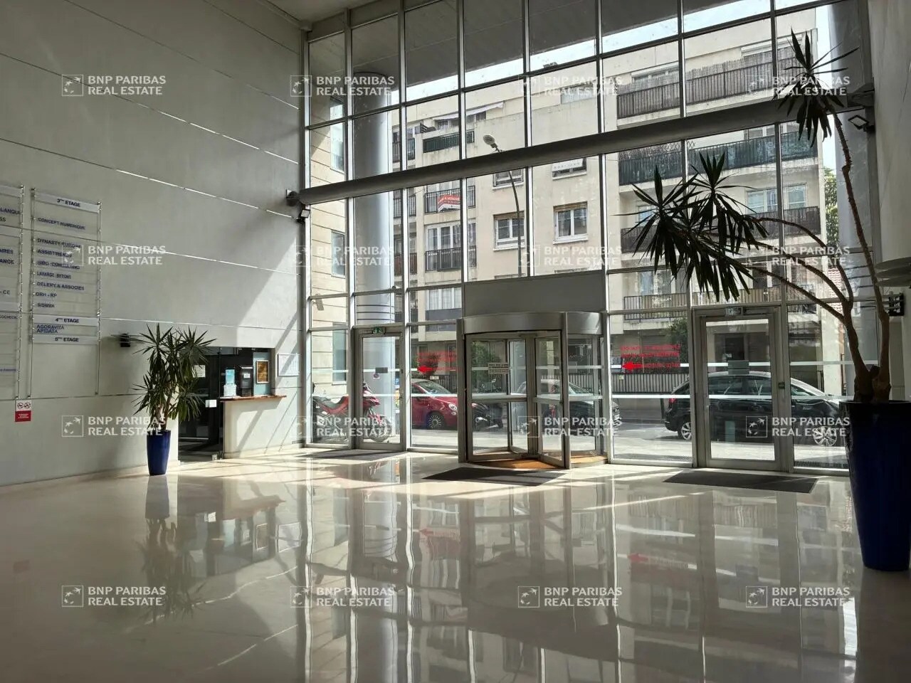 Bureau dans Alfortville à louer Hall d’entrée- Image 1 de 10