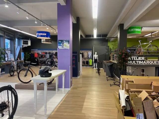 Retail in Caluire-et-Cuire for lease Interior Photo- Image 1 of 6