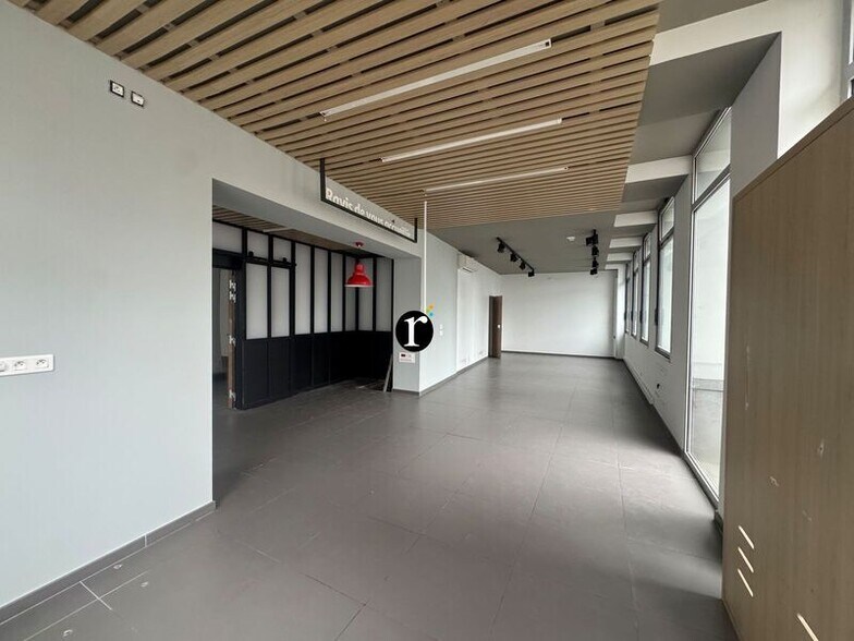 Retail in Lille for lease - Interior Photo - Image 1 of 3