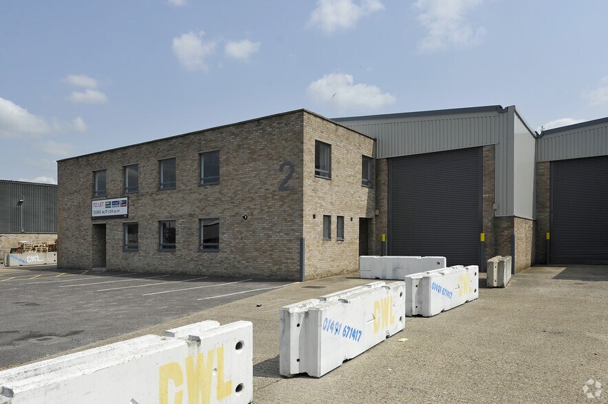 1 Fairway Dr, Greenford à louer - Photo principale - Image 1 de 12