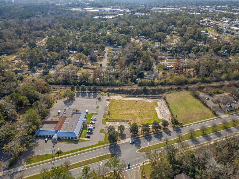 1709 Mahan Dr, Tallahassee, FL à vendre - Photo du bâtiment - Image 1 de 7