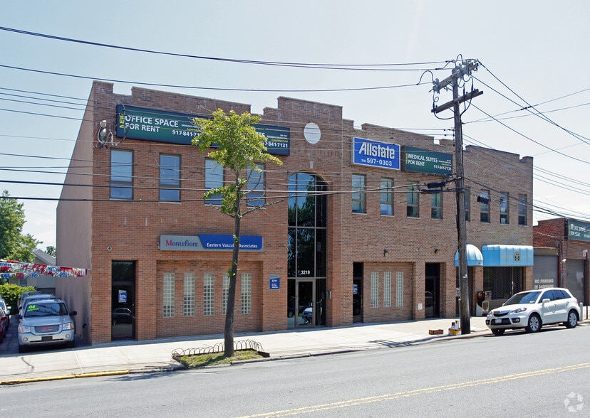3219-3223 E Tremont Ave, Bronx, NY for lease - Building Photo - Image 1 of 9
