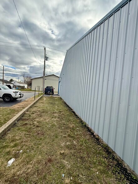 612 E Tipton St, Seymour, IN à louer - Photo du bâtiment - Image 3 de 6
