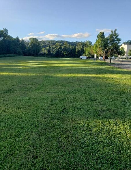 525-555 Landmark Dr, Congers, NY for sale - Building Photo - Image 3 of 4