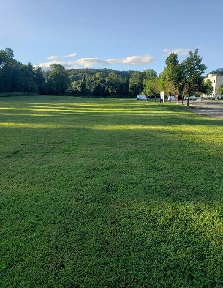 525-555 Landmark Dr, Congers, NY à vendre - Photo du bâtiment - Image 3 de 4