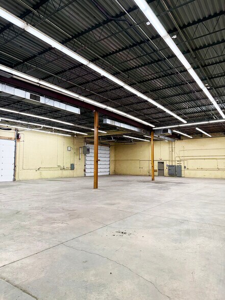 375 Renner Dr, Elgin, IL à louer - Photo du bâtiment - Image 2 de 7