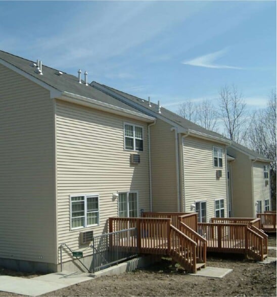 39 Summersweet Dr, Poughkeepsie, NY à vendre - Photo du bâtiment - Image 3 de 4