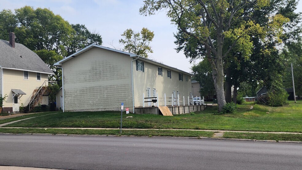 527 W Murray St, Macomb, IL à vendre - Photo du bâtiment - Image 2 de 6