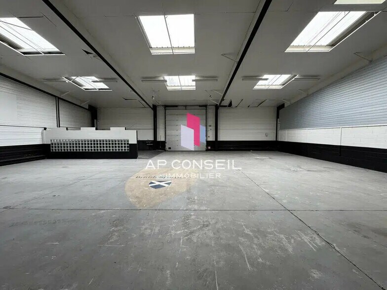 Flex in Ecquevilly for lease - Primary Photo - Image 1 of 4