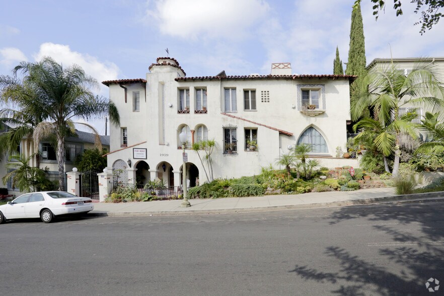 1939 N Kenmore Ave, Los Angeles, CA à vendre - Photo du bâtiment - Image 2 de 23