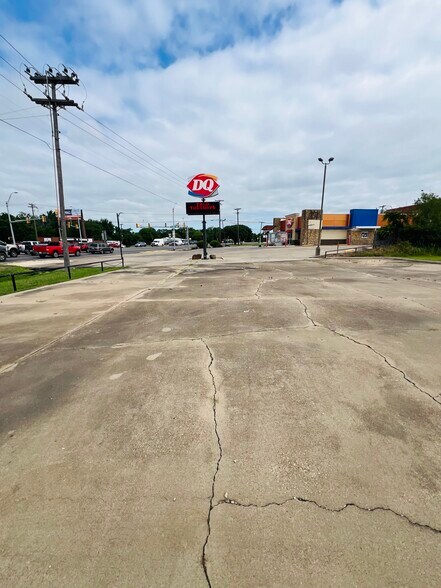 1614 N Main St, Cleburne, TX à vendre - Photo du bâtiment - Image 2 de 13