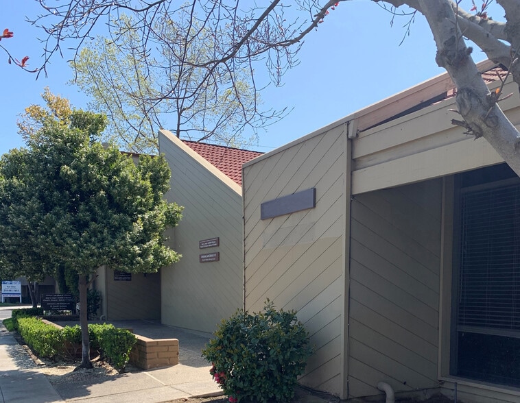 225 W Shaw Ave, Fresno, CA for lease - Building Photo - Image 1 of 21