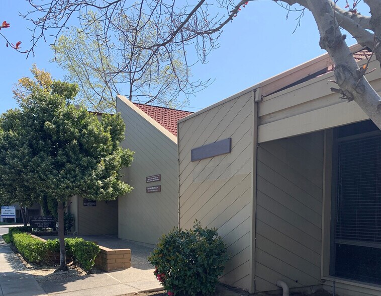 225 W Shaw Ave, Fresno, CA for lease - Building Photo - Image 2 of 21