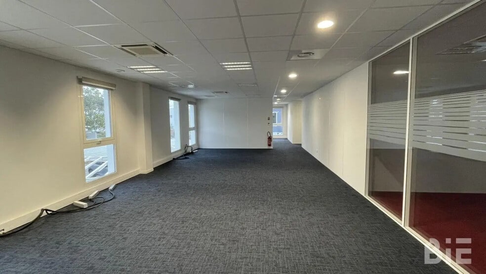 Office in Le Haillan for lease - Interior Photo - Image 2 of 9