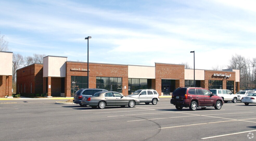 1112 N Eden Way, Chesapeake, VA à louer - Photo du bâtiment - Image 2 de 3