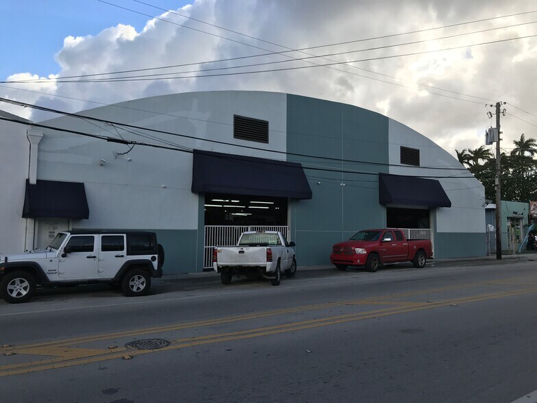 Warehouse & Retail Sale portefeuille de 2 propriétés à vendre sur LoopNet.ca - Photo du bâtiment - Image 3 de 33